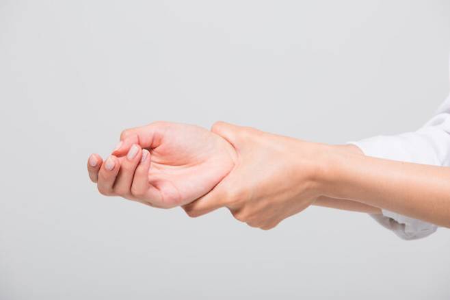 수전증이라고 불리는 '본태성 진전' 손, 머리, 몸통, 목소리에서 규칙적 떨림을 호소하는 신경학적 병이다. [사진=게티이미지뱅크]