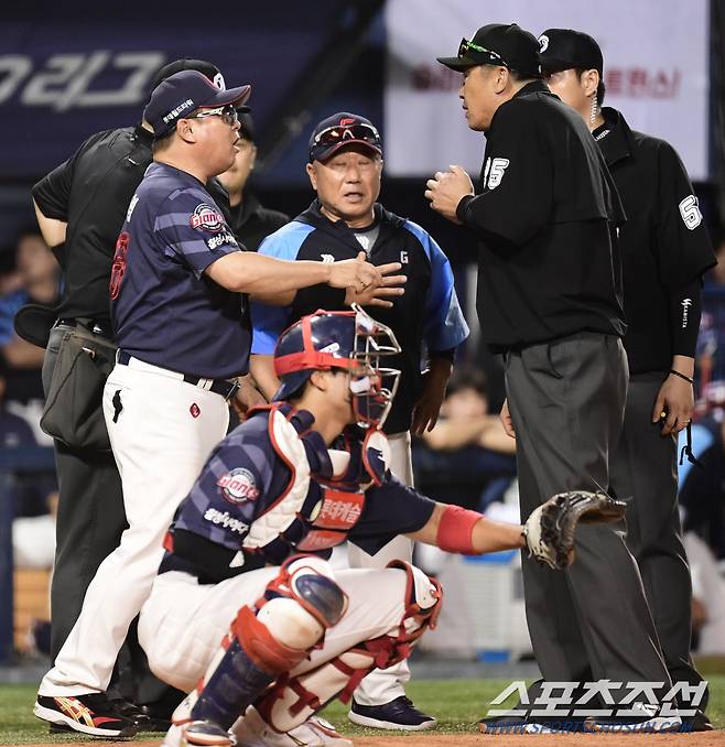 심판 판정에 강력 어필하는 김태형 감독.