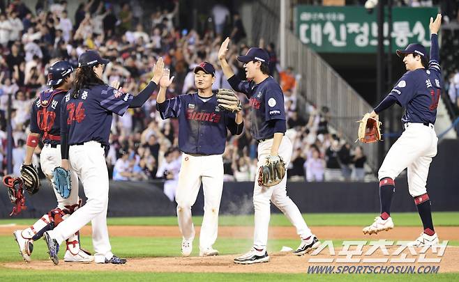 롯데가 LG에 접전 끝에 9대 8로 승리했다. 경기 종료 후 하이파이브를 나누고 있는 롯데 선수들.
