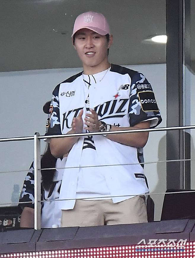 팬들의 응원에 맞춰 손뼉을 치는 이강인