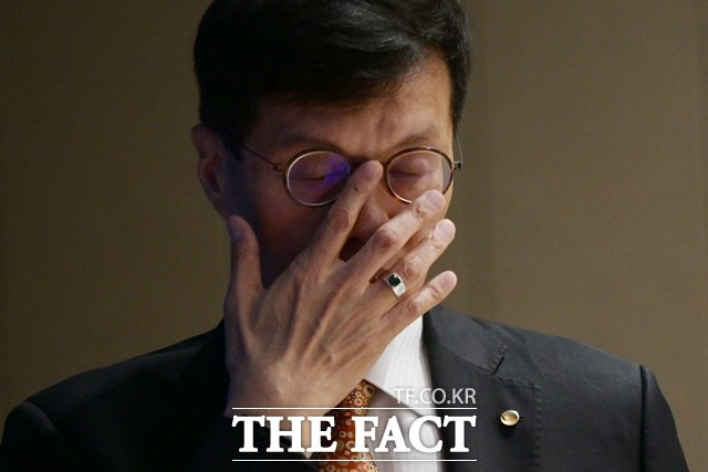 이창용 한국은행 총재가 지난달 23일 서울 중구 한국은행 본부에서 열린 통화정책방향 기자간담회에 참석해 안경을 고쳐 쓰고 있다. /사진공동취재단