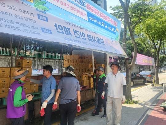 괴산군 칠성면 주민자치위원회(위원장 김학우)는 지난 14일 자매결연지인 서울특별시 강남구 일원본동, 경기도 의왕시 내손1동 2개소를 방문해 감자 직거래 행사를 실시했다. 사진=괴산군 제공