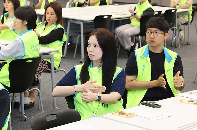 하나금융그룹(회장 함영주)은 청각장애에 대한 인식을 개선하고 그룹 차원의 지속적 나눔 실천을 위해, 임직원 대상 수어교육을 시행하고 지난 15일 노량진축구장에서 열린 '농가족 명랑운동회'에 참여해 자원봉사활동을 진행했다. 하나금융그룹 임직원들이 점심시간을 이용해 수어를 배우고 있다. 사진제공=하나금융