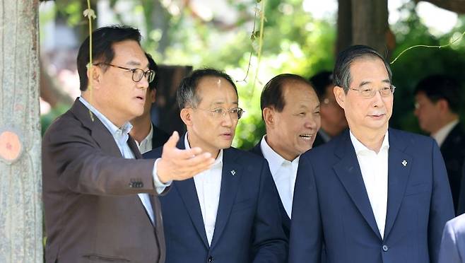 한자리에 모인 고위당정한덕수 국무총리(오른쪽)가 16일 서울 종로구 삼청동 국무총리공관에서 열린 제18차 고위당정협의회에서 정진석 대통령실 비서실장(왼쪽부터), 추경호 국민의힘 원내대표, 황우여 국민의힘 비상대책위원장과 기념촬영을 하기 위해 이동하고 있다. 뉴스1