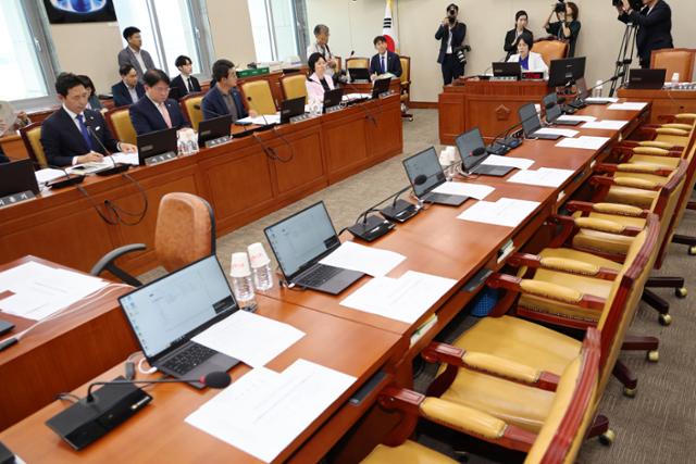 14일 오전 서울 여의도 국회에서 열린 과학기술정보방송통신위원회 전체회의에서 여당 의원들의 불참으로 의석이 비어 있다. 뉴시스