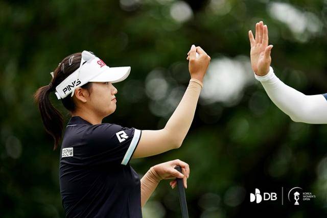 노승희가 15일 충북 음성 레인보우힐스 컨트리클럽에서 열린 DB그룹 제38회 한국여자오픈 3라운드 4번 홀 그린에서 캐디와 하이파이브를 하고 있다. DB그룹 한국여자오픈 조직위 제공