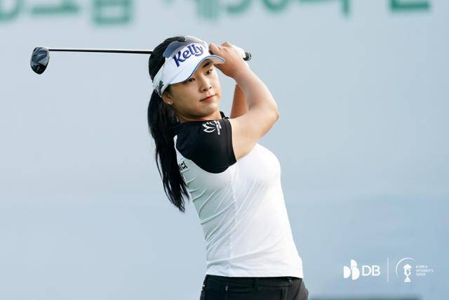 윤이나가 13일 충북 음성 레인보우힐스 컨트리클럽에서 열린 DB그룹 제38회 한국여자오픈 1라운드 10번 홀에서 티샷을 하고 있다. DB그룹 한국여자오픈 조직위 제공