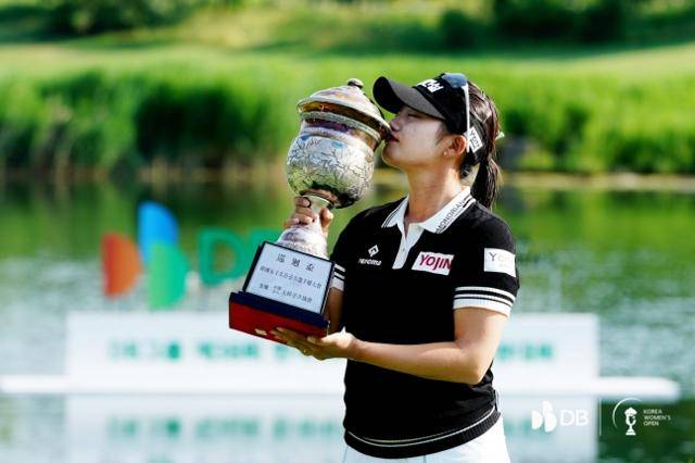 노승희가 16일 충북 음성 레인보우힐스 컨트리클럽에서 열린 DB그룹 제38회 한국여자오픈에서 '와이어 투 와이어'로 정상에 선 뒤 생애 첫 우승 트로피에 입을 맞추고 있다. DB그룹 한국여자오픈 조직위 제공