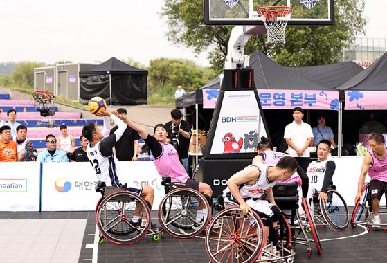 15일 서울 반포 한강공원 예빛섬에서 열린 파리 패럴림픽 페스티벌 BDH재단 이사장배 어울림 3X3휠체어농구대회에서 입상한 팀들. 사진 대한장애인체육회