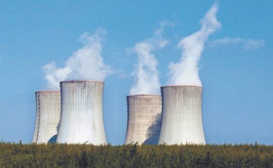 2011년 9월 체코 두코바니 지역의 원전 냉각탑 4개가 가동되고 있다. 현재 체코 정부는 새 원전 4기를 짓기 위해 입찰을 진행하고 있는데, 한국 컨소시엄과 프랑스 컨소시엄이 경합 중이다. AP