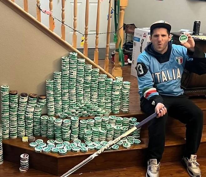 진을 활용한 '밈(meme, 온라인 유행 콘텐츠)'도 쉽게 찾아볼 수 있다. /사진=인스타그램 @upperdeckysclub 캡처