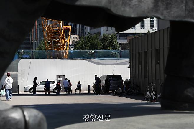 16일 서울역 다시서기 희망지원센터 앞에 노숙인들이 모여 있다. 정지윤 선임기자