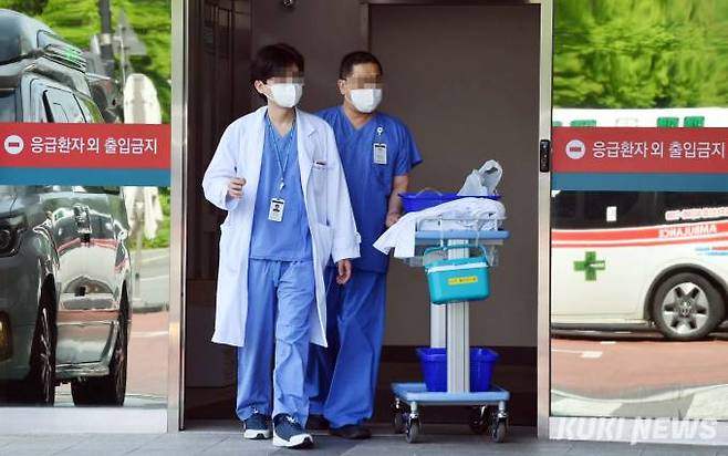 5월1일 서울의 한 대학병원 응급실에서 의료진이 나오고 있다. 사진=곽경근 대기자