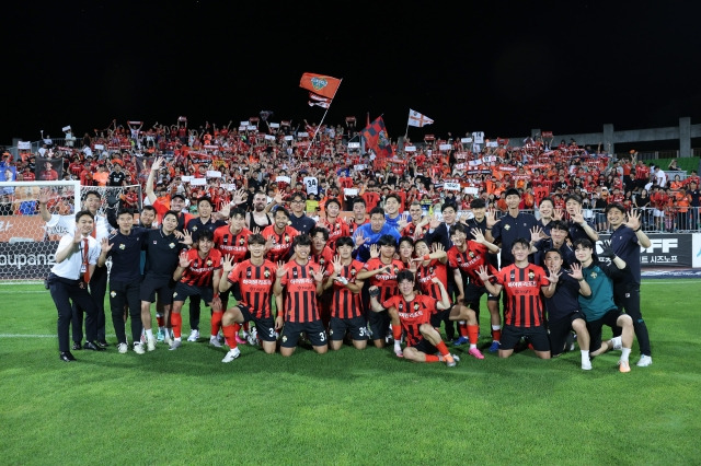 강원FC 선수단이 15일 프로축구 K리그1 17라운드 수원FC와의 경기에서 승리한 뒤 기뻐하고 있다. 강원FC 제공