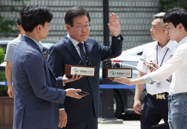 더불어민주당 이재명 대표가 14일 서울 서초동 서울중앙지법에서 열리는 공직선거법 관련 재판에 출석하기에 앞서 취재진 앞에서 입장을 말하던 중 사람들을 향해 조용히 해줄 것을 요청하고 있다. 연합뉴스