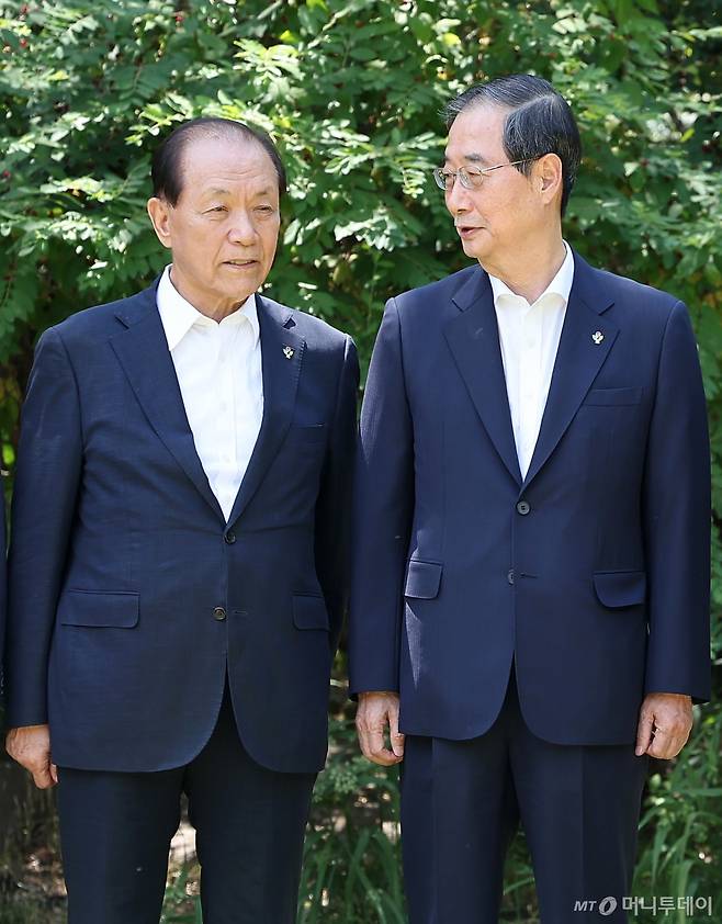 (서울=뉴스1) 김성진 기자 = 한덕수 국무총리(오른쪽)가 16일 서울 종로구 삼청동 국무총리공관에서 열린 제18차 고위당정협의회에서 황우여 국민의힘 비상대책위원장과 대화하고 있다. 2024.6.16/뉴스1  Copyright (C) 뉴스1. All rights reserved. 무단 전재 및 재배포,  AI학습 이용 금지. /사진=(서울=뉴스1) 김성진 기자