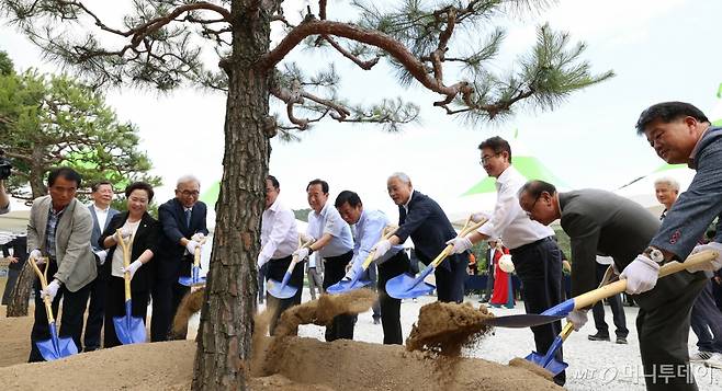 [서울=뉴시스] 고범준 기자 = 유인촌 문화체육관광부 장관이 13일 경북 봉화군 충효당 일원 K-베트남 밸리 조성지를 방문해 기념식수를 하고 있다. (사진=문화체육관광부 제공) 2024.06.13. photo@newsis.com *재판매 및 DB 금지 /사진=