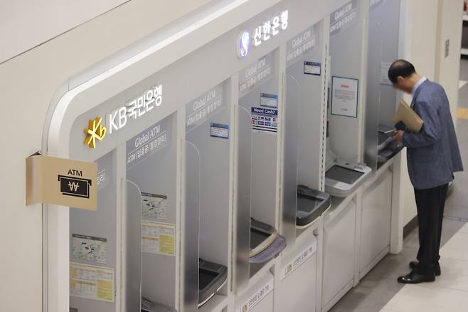 서울 한 거리에 주요 시중은행의 ATM기기가 설치돼 있다.[연합]