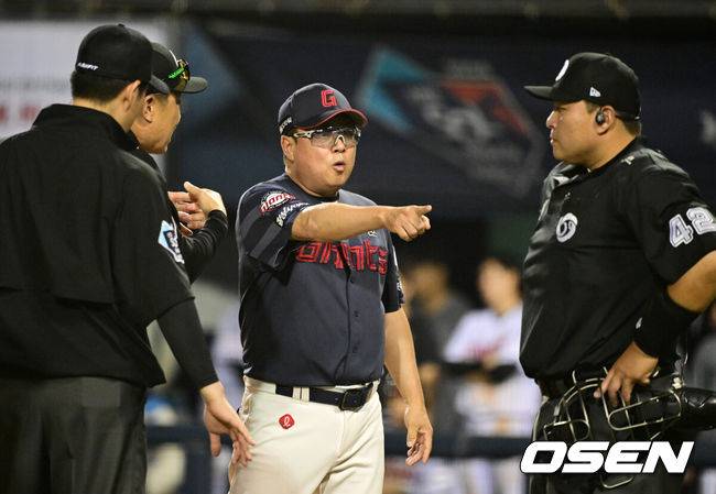 [OSEN=잠실, 지형준 기자] 프로야구 롯데 자이언츠가 역대급 난타전 끝에 LG 트윈스에 승리했다.롯데는 15일 서울 잠실구장에서 열린 2024 KBO리그 LG와 경기에서 9-8로 승리했다. 9회 2아웃에서 나승엽이 결승타를 때렸다.&nbsp;역전을 6차례 주고받는 타격전이었다.&nbsp;9회말 무사 1루에서 오스틴은 삼진 아웃, 1루 주자는 2루 도루에 성공했다. 김태형 감독은 오스틴의 송구 방해를 어필하면서 경기가 4분 이상 중단됐고, 결국 김태형 감독은 항의 시간(4분)을 초과해 퇴장 당했다. 2024.06.15 / jpnews@osen.co.kr