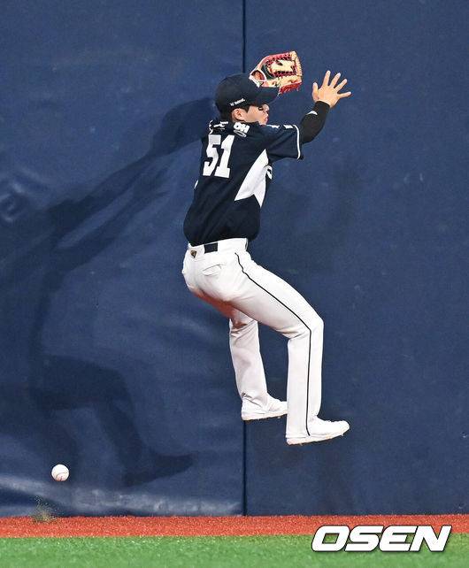 [OSEN=고척, 이대선 기자] 16일 오후 서울 고척스카이돔에서 ‘2024 신한 SOL Bank KBO리그’ 키움 히어로즈와 두산 베어스의 경기가 열렸다.키움은 하영민, 두산은 곽빈을 선발로 내세웠다.1회말 2사에서 두산 조수행이 키움 김혜성의 타구를 잡고 있다. 2024.06.16 /sunday@osen.co.kr