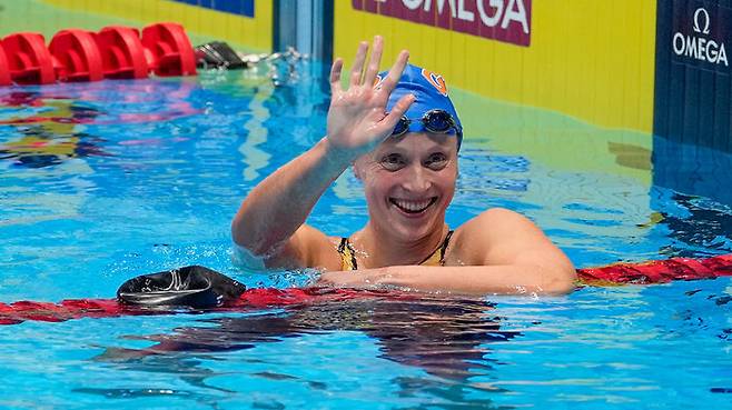 2024 파리 올림픽 미국 수영 대표선발전 여자 자유형 400ｍ 결승에서 우승한 뒤, 손을 흔들고 있는 케이티 러데키