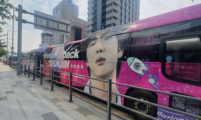 팬들이 보내온 석진씨 제대 축하 버스