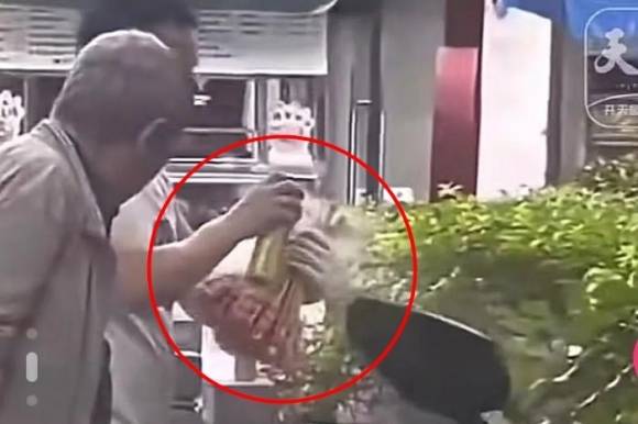 꼬치구이 막대에 스프레이 페인트 뿌린 중국 식당. SNS 캡처