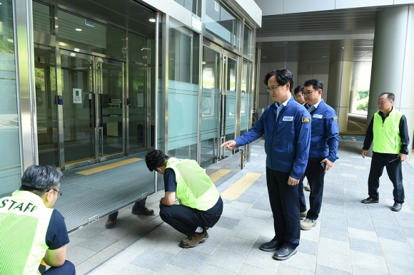 경기도과학경제진흥원 강성천 원장 등 임직원들이  14일 장마철 집중호우로 인한 침수 상황을 가정한 모의 실전훈련을 실시했다. (제공 경과원)