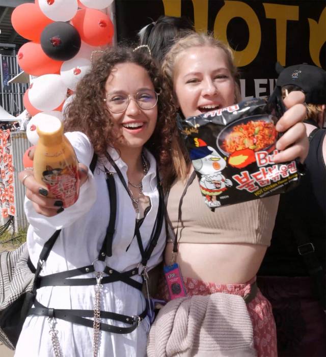 해외 고객들이 불닭볶음면을 들고 포즈를 취하고 있다. 사진 제공=삼양식품