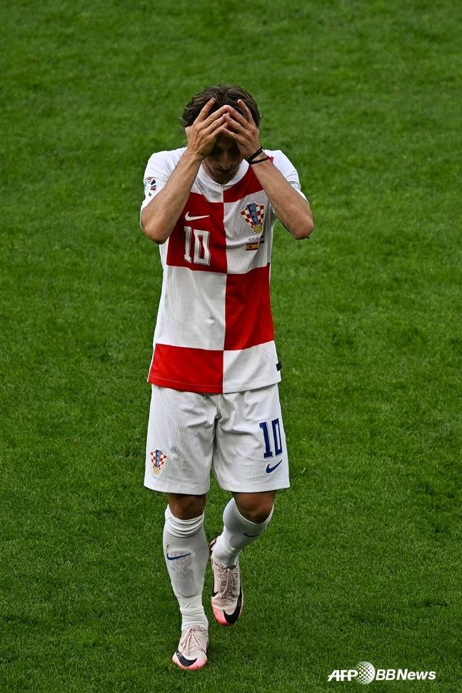 루카 모드리치가 16일 오전 1시(한국시간) 독일 베를린의 베를린 올림픽 스타디움에서 열린 스페인 대 크로아티아의 유로 2024 조별리그 B조 1차전에서 패배 후 아쉬워하고 있다. /AFPBBNews=뉴스1