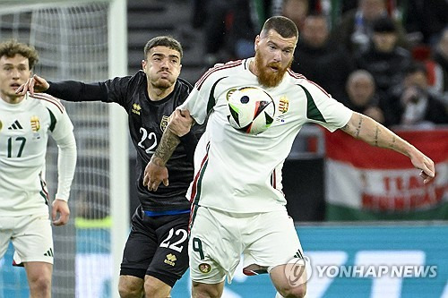 프랑스 언론 르퀴프가 16일(한국시간) 헝가리 축구 국가대표팀으로 유럽축구연맹(UEFA) 유로 2024 데뷔전을 치른 마틴 아담을 집중 조명했다.   마틴은 이날 독일 쾰른 스타디움에서 열린 스위스와의 대회 A조 1차전에 후반 교체 출전해 11분간 활약하며 유로 데뷔전을 치렀다.   팀은 1-3으로 패했지만, 아담은 이번 대회 최고의 스타로 발돋움했다. 그는 후반 34분 수비수 밀로스 케르케즈를 대신해 공격수로 출전했다. 연합뉴스