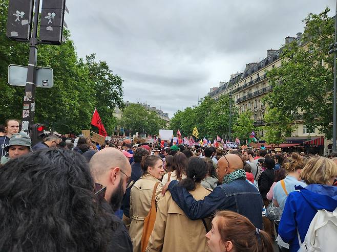 파리 시내 모인 시위대 (파리=연합뉴스) 송진원 특파원 = 15일(현지시간) 프랑스 파리 레퓌블리크 광장에서 시민들이 극우 국민연합의 집권에 반대하는 집회를 열고 있다. san@yna.co.kr 2024.06.15.