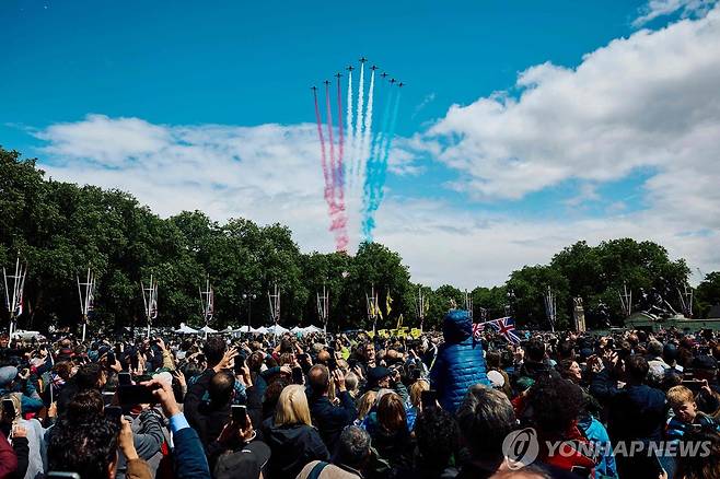 국왕 공식 생일 행사 (런던 AFP=연합뉴스) 영국 공군기가 15일(현지시간) 국왕 공식 생일 행사에서 버킹엄궁 상공 위로 곡예비행을 하고 있다.