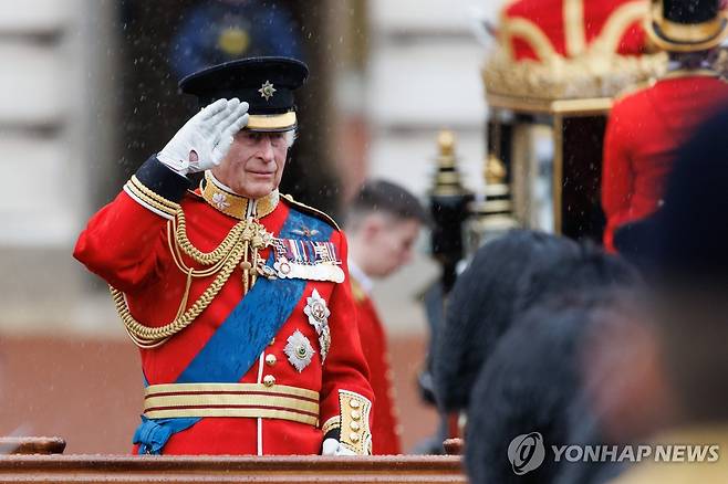 경례하는 찰스 3세 (런던 EPA=연합뉴스) 찰스 3세 영국 국왕이 15일(현지시간) 공식 생일 행사에서 근위대를 사열하고 있다.
