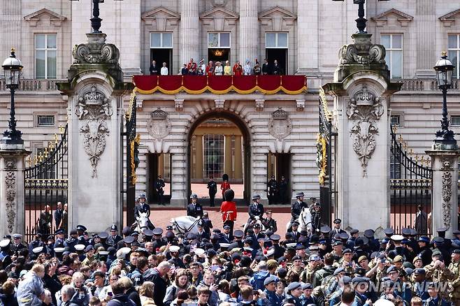 왕실 가족 보러 온 군중 (런던 AFP=연합뉴스) 15일(현지시간) 국왕 공식 생일 행사가 열린 버킹엄궁 앞에 사람들이 몰려 있다.