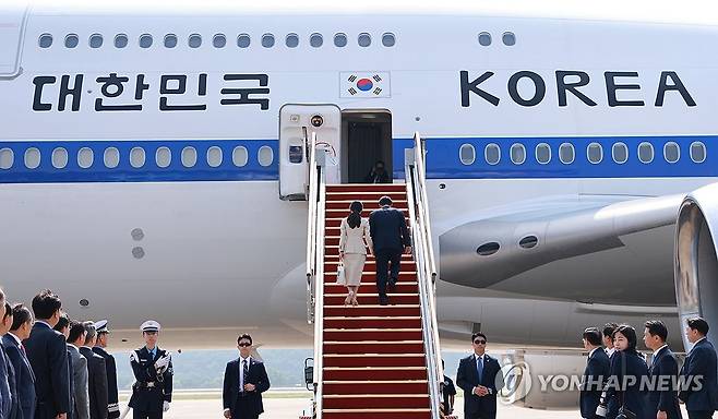 윤석열 대통령 부부, 중앙아시아 3개국 순방 출국 2024년 6월 10일 윤석열 대통령과 부인 김건희 여사가 경기 성남 서울공항에서 투르크메니스탄, 우즈베키스탄, 카자흐스탄 등 중앙아시아 3개국 방문차 출국하며 전용기인 공군 1호기에 오르고 있다. [연합뉴스 자료사진]