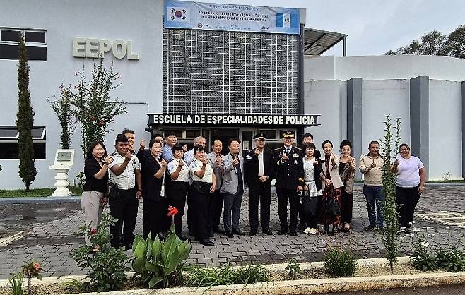 과테말라 경찰 직무 전문 교육원 방문한 교민들 [주과테말라 한국대사관 제공. 재판매 및 DB 금지]