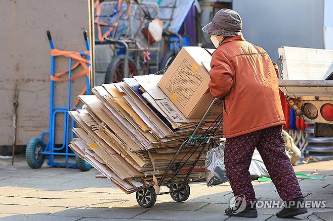 폐지 줍는 노인 [연합뉴스 자료사진]