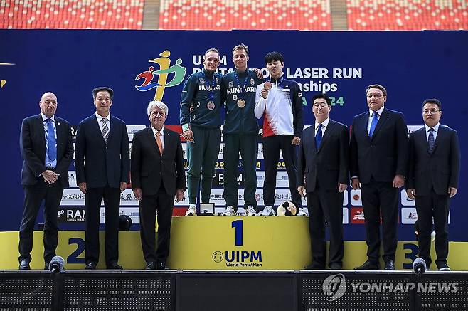 전웅태, 2024 근대5종 세계선수권대회 남자 개인전 동메달 획득 (서울=연합뉴스) 15일(현지시간) 중국 정저우에서 열린 국제근대5종연맹(UIPM) 2024 세계선수권대회 남자 개인전에서 전웅태(광주광역시청)가 동메달을 획득 후 단상에 올라 기념 촬영하고 있다. 2024.6.16 [대한근대5종연맹 제공. 재판매 및 DB 금지] photo@yna.co.kr