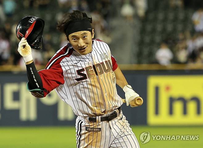 기뻐하는 신민재 (서울=연합뉴스) 박동주 기자 = 16일 오후 서울 잠실야구장에서 열린 프로야구 롯데 자이언츠와 LG 트윈스의 경기.
10회말 1사 만루에서 LG 신민재가 끝내기 희생플라이를 날린 뒤 기뻐하고 있다. 2024.6.16 pdj6635@yna.co.kr