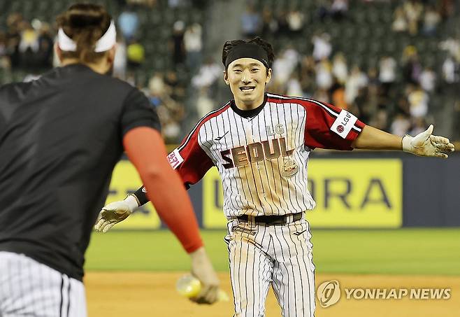 내가 끝냄 (서울=연합뉴스) 박동주 기자 = 16일 오후 서울 잠실야구장에서 열린 프로야구 롯데 자이언츠와 LG 트윈스의 경기.
10회말 1사 만루에서 LG 신민재가 끝내기 희생플라이를 날린 뒤 기뻐하고 있다. 2024.6.16 pdj6635@yna.co.kr
