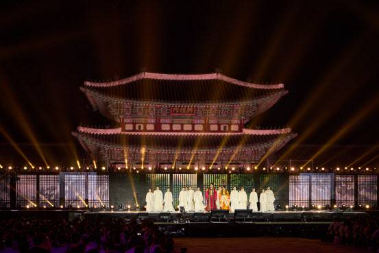 지난달 21일 경복궁 흥례문 광장에서 진행된 ‘2024 코리아 온 스테이지’ 중 뮤지컬 ‘명성황후’ 공연 모습(사진=국가유산진흥원).