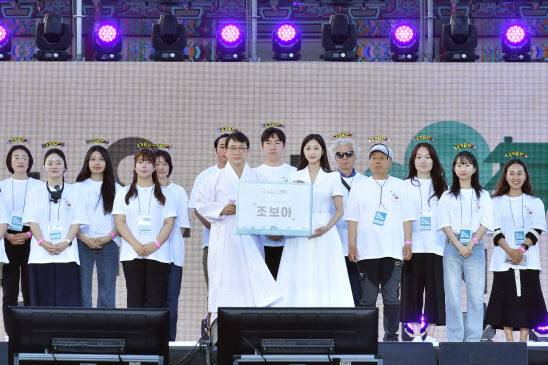 ‘2024 국가유산 방문 캠페인’의 홍보대사로 위촉된 배우 조보아(오른쪽 다섯번째)(사진=국가유산진흥원).