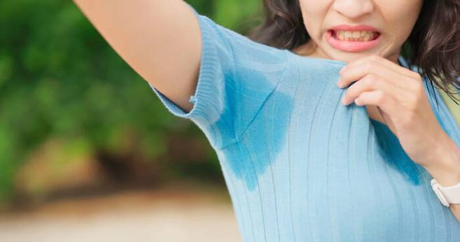 요즘처럼 땀이 많이 나기 시작하는 계절에는 몸에서 냄새가 나기 쉽다. 특정 음식이 겨드랑이 냄새를 심하게 만든다는데...,[사진=게티이미지뱅크]