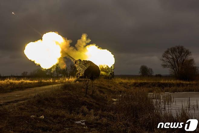 러시아와 전쟁 중인 우크라이나 도네츠크에서 포병 병사들이 러시아 군 진지를 향해 스웨덴 제 아처 곡사포를 발사하고 있다. ⓒ AFP=뉴스1 ⓒ News1 우동명 기자