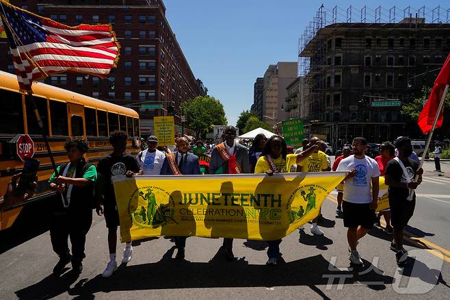 15일(현지시간) 미국 뉴욕시 할렘가에서 행사에 참가한 이들이 '준틴스(Juneteenth·노예 해방 기념일)' 긴며 행진에 참여하고 있다. 2024.06.17/ ⓒ 로이터=뉴스1 ⓒ News1 권진영 기자 (사진은 기사와 무관함)