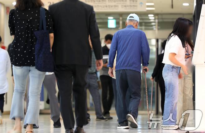 17일 경기 성남시 분당서울대병원에서 환자들이 이동하고 있다. 2024.6.17/뉴스1 ⓒ News1 김영운 기자