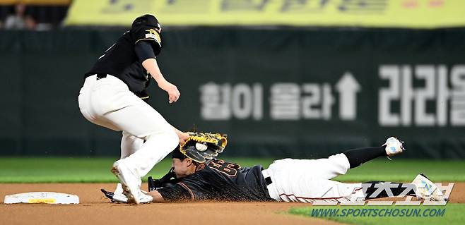 25일 인천SSG랜더스필드에서 열린 한화와 SSG의 경기, 연장 10회초 1사 1루 한화 페라자 타석때 1루주자 이상혁이 2루 도루를 성공하고 있다. 인천=허상욱 기자wook@sportschosun.com/2024.05.25/