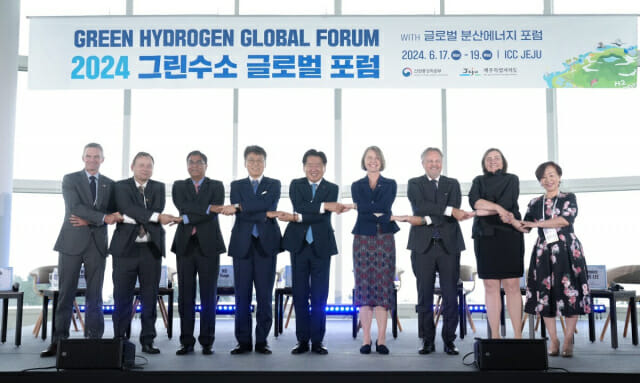 오영훈 제주특별자치도지사(왼쪽 다섯 번째)가 17일 열린 '2024 제주 그린수소 글로벌 포럼'에서 참석자들과 기념촬영을 하고 있다.