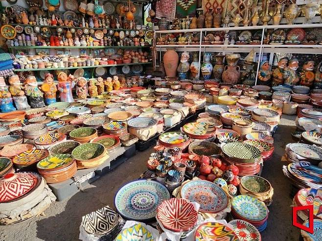 우즈베키스탄의 전통시장 '처르수 바자르'에서 판매되는 그릇들.